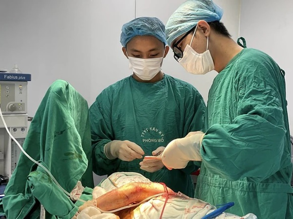 Bé gái 8 tuổi bị gãy tay do áo chống nắng cuốn vào bánh xe-2