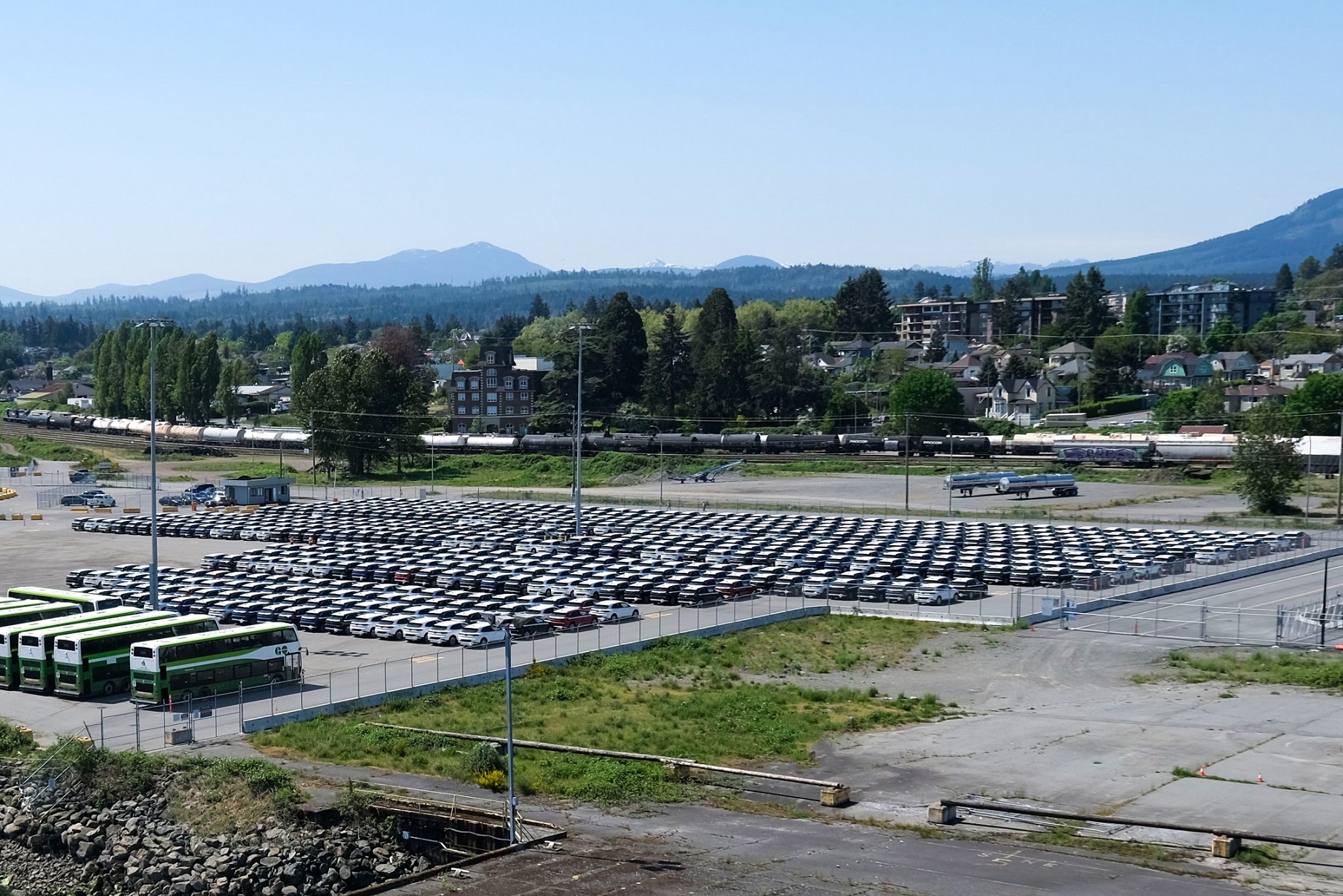 Lô VinFast VF 8 đầu tiên cập cảng Canada, sẵn sàng bàn giao từ tháng 6-2