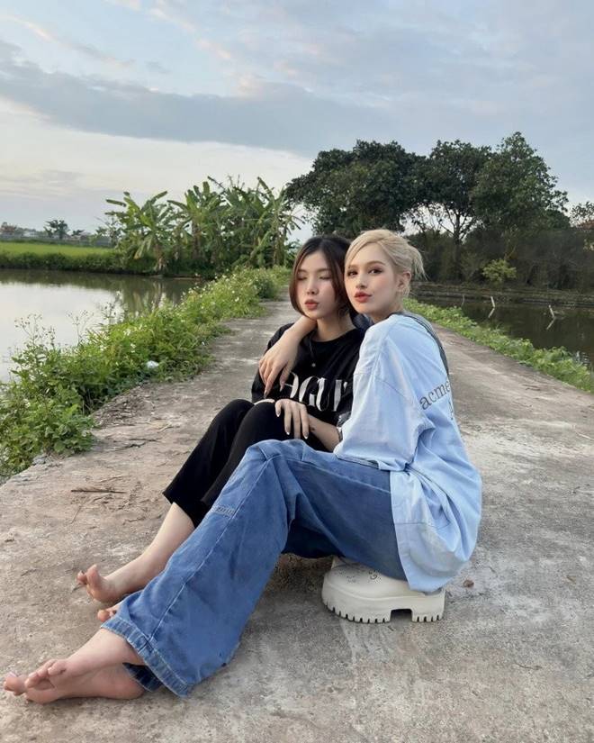 Đệ nhất hot girl Vbiz về quê ăn cưới, mặc kín từ đầu đến chân vẫn khoe đường cong trập trùng-4