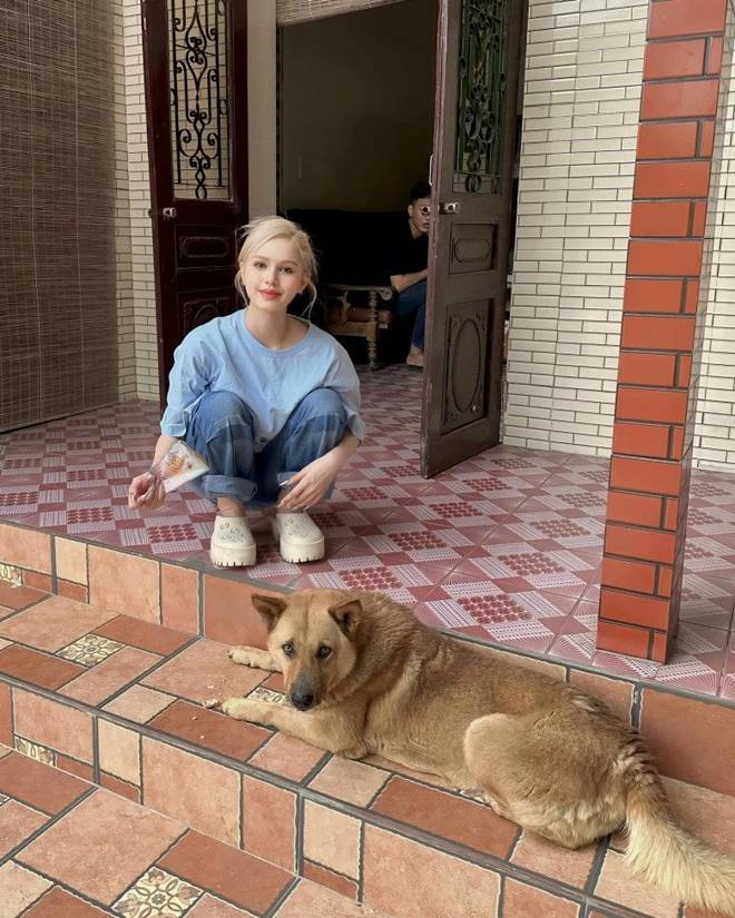 Đệ nhất hot girl Vbiz về quê ăn cưới, mặc kín từ đầu đến chân vẫn khoe đường cong trập trùng-5