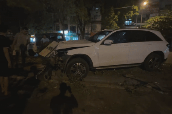 Ôtô nát đầu sau khi lao vào dải phân cách