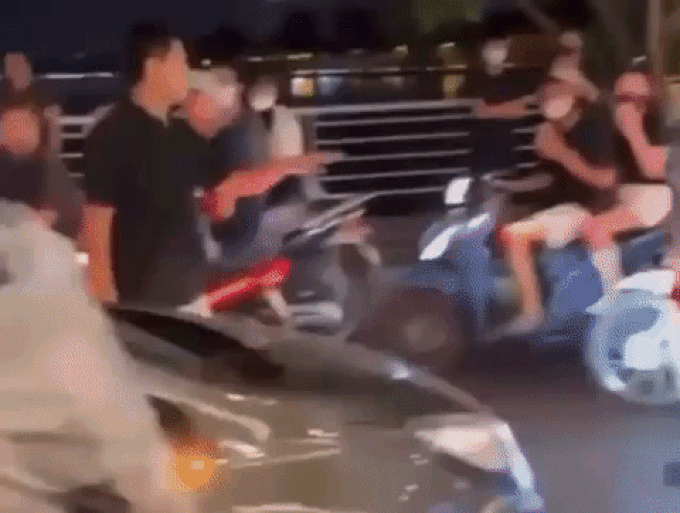 Hà Nội: Cô gái trẻ lao ra giữa phố chặn ô tô, hành hung người đi đường-2