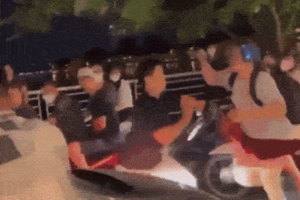 Hà Nội: Cô gái trẻ lao ra giữa phố chặn ô tô, hành hung người đi đường