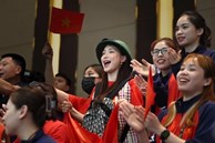 Hòa Minzy đội mũ cối cổ vũ tại SEA Games 32 gây sốt với khán giả quốc tế
