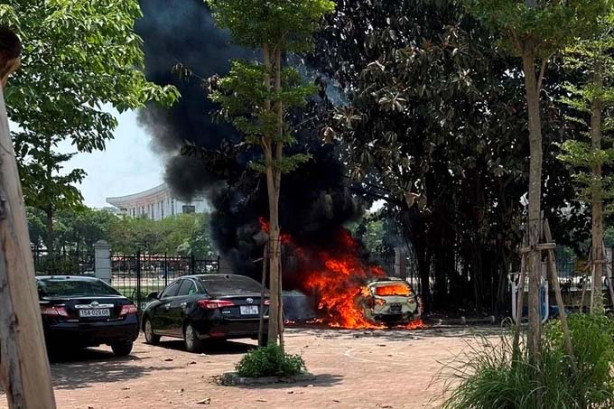 Ô tô liên tục bốc cháy giữa trời nắng nóng, cảnh sát khuyến cáo gì?-1
