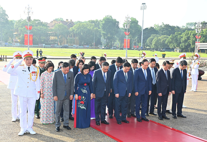 Lãnh đạo Đảng, Nhà nước và thành phố Hà Nội vào Lăng viếng Chủ tịch Hồ Chí Minh-4