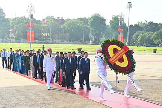 Lãnh đạo Đảng, Nhà nước và thành phố Hà Nội vào Lăng viếng Chủ tịch Hồ Chí Minh