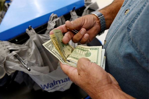 Gần 90 triệu người Mỹ chật vật trang trải chi phí sinh hoạt-1