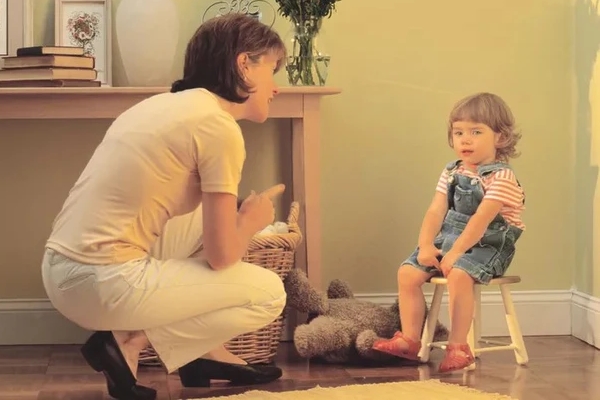 Con gái 3 tuổi đột nhiên thích nhốt mình trong phòng, mẹ xem tranh con vẽ lập tức gọi cảnh sát bắt giáo viên-6