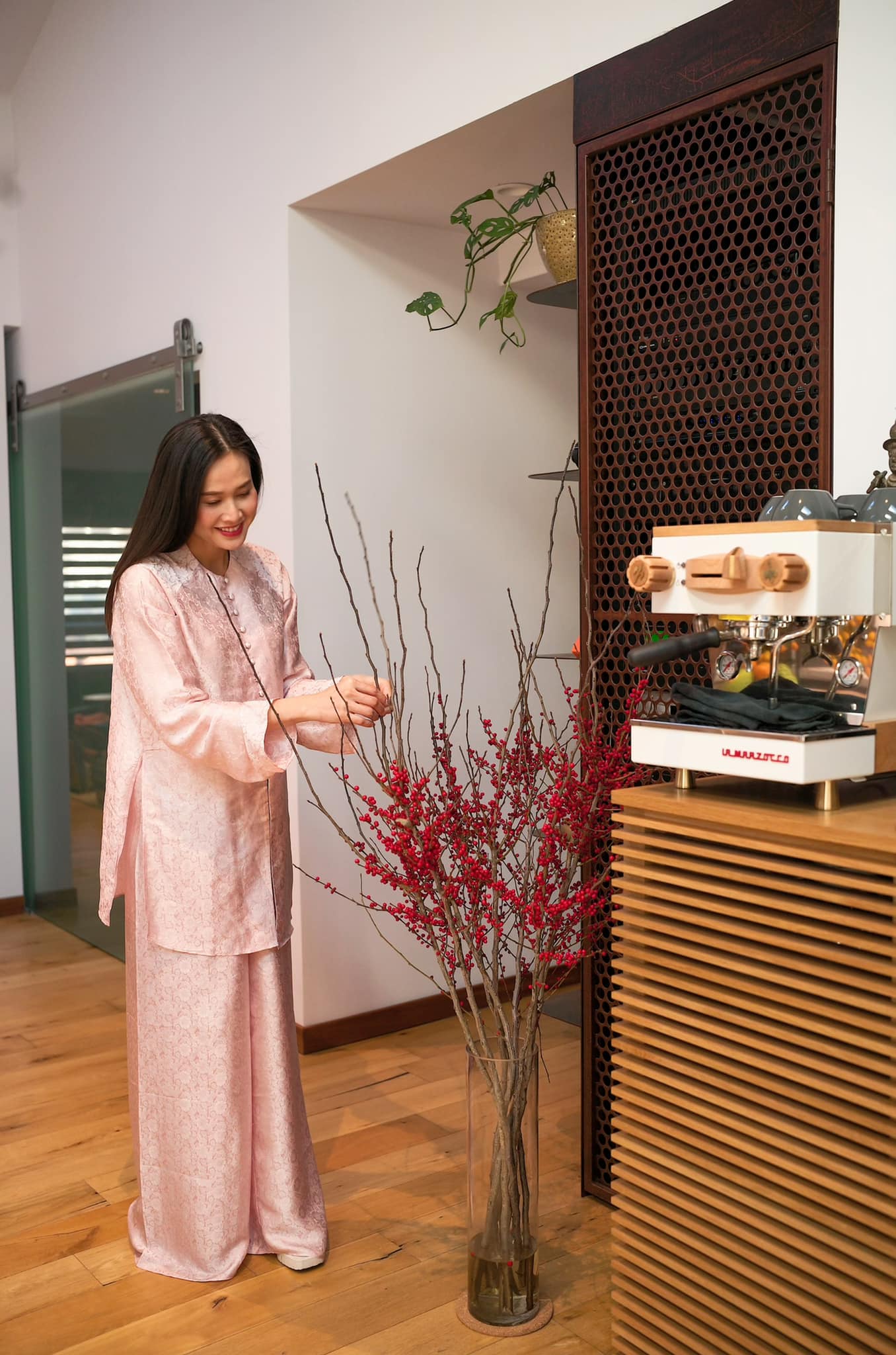 Nàng Hoa hậu được Hà Kiều Anh tác thành với đại gia, tổ chức đám cưới chỉ 60 khách mời ở Việt Nam, bí mật sinh con đầu lòng có cơ ngơi tại Mỹ ra sao?-6