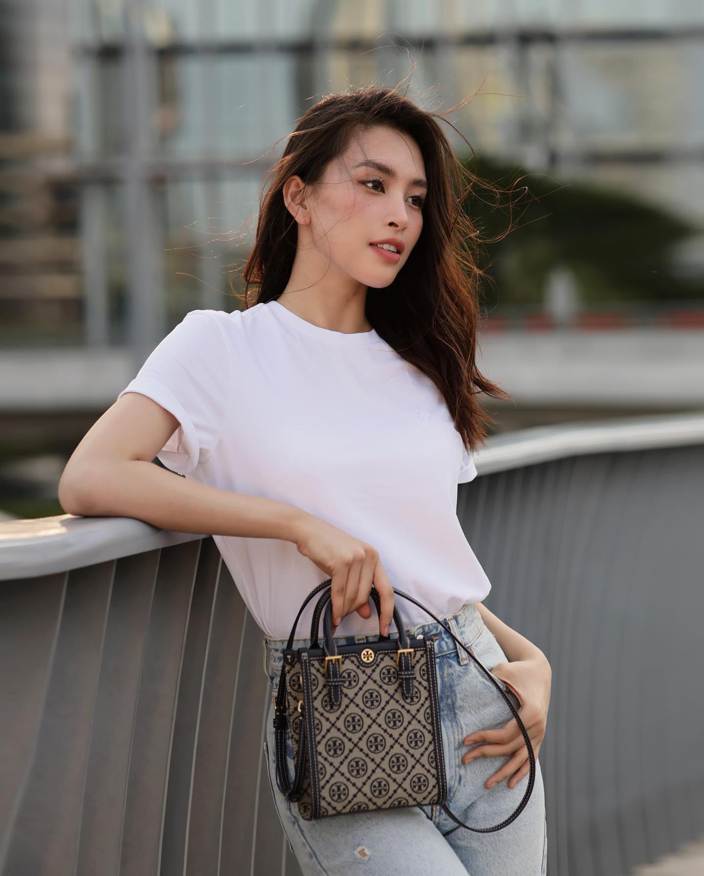 Hoa hậu Tiểu Vy thăng hạng phong cách nhờ chăm diện đồ tối giản-3