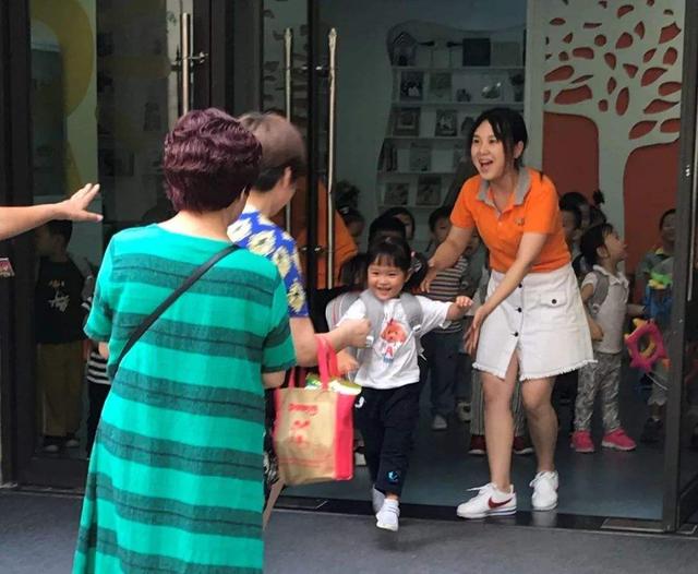 Con gái 3 tuổi đột nhiên thích nhốt mình trong phòng, mẹ xem tranh con vẽ lập tức gọi cảnh sát bắt giáo viên-5