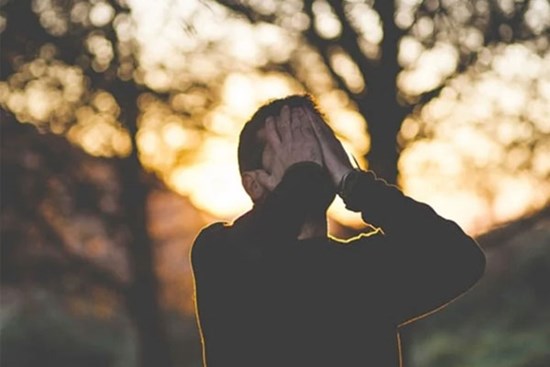 Bị nghi ngờ ngoại tình, chàng trai uất ức làm hại bản thân mong bạn gái hối hận