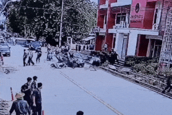 Tài xế say rượu đâm thẳng xe vào nhóm học sinh trên đường