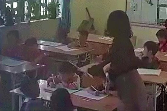 Tạm đình chỉ cô giáo dùng thước đánh vào đầu học sinh lớp 1