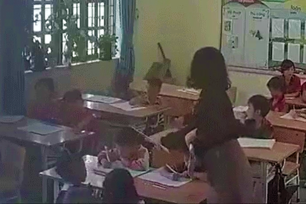 Tạm đình chỉ cô giáo dùng thước đánh vào đầu học sinh lớp 1-1