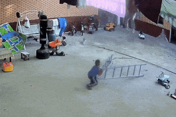 Clip: Chị gái phản ứng cực nhanh, cứu em trai thoát khỏi nguy hiểm-1