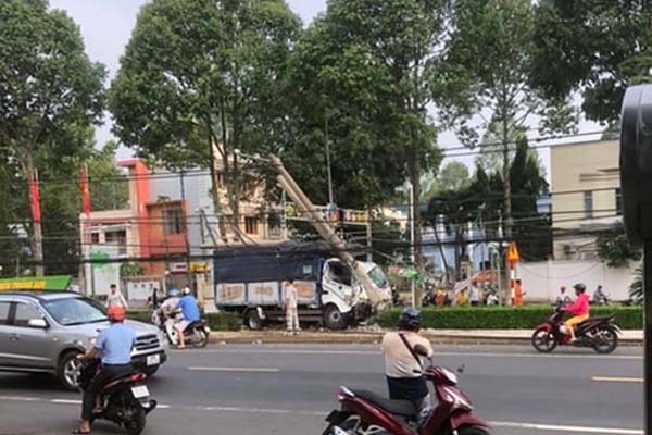 Xe tải đang chạy trên đường bất ngờ rụng bánh-1