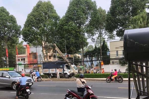Xe tải tông lật ô tô 7 chỗ, gãy cột điện, gần 9.000 hộ dân ở Đồng Nai mất điện-1