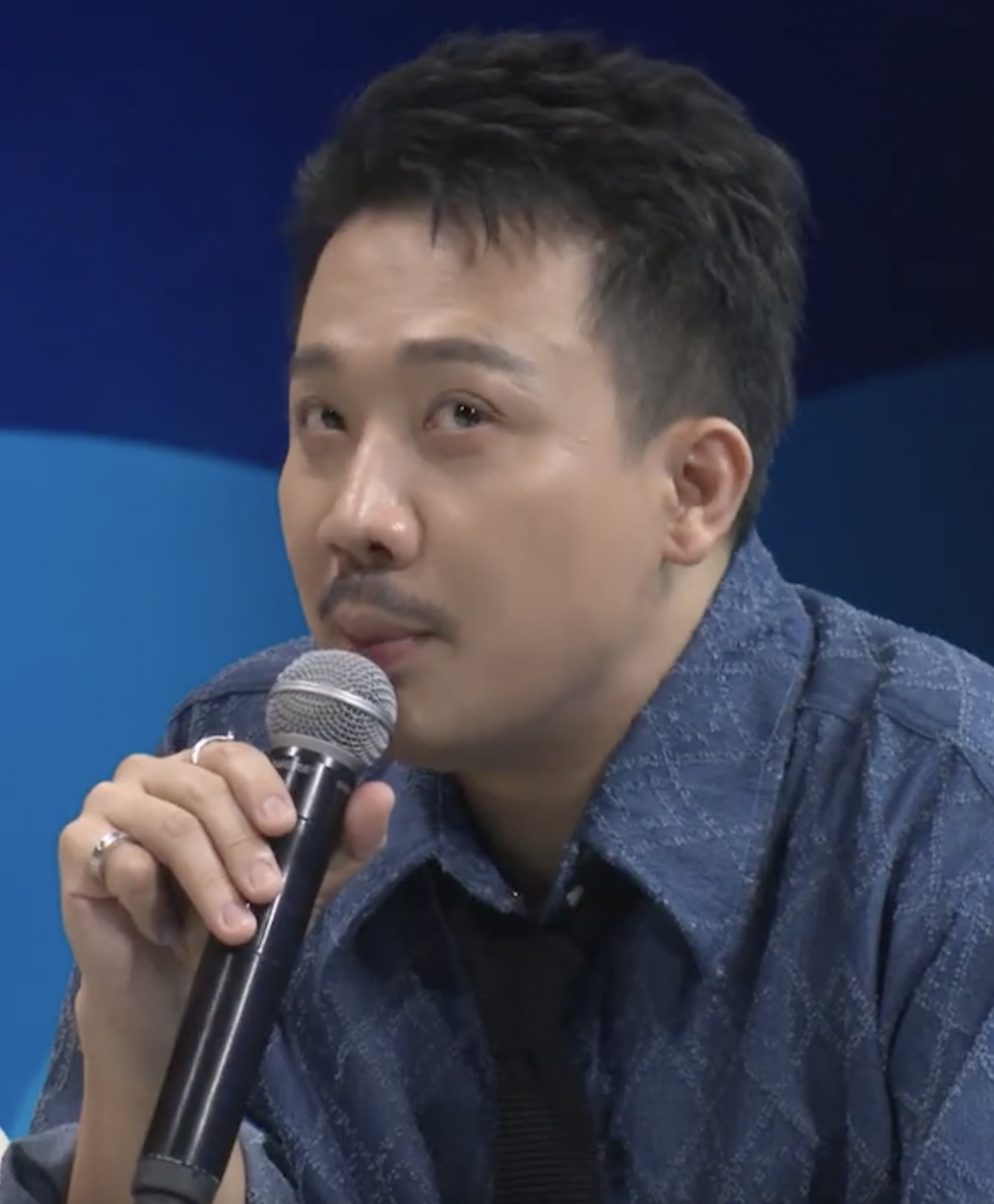 Trấn Thành cố kìm nước mắt ngay tập mở màn Người ấy là ai mùa 5-4