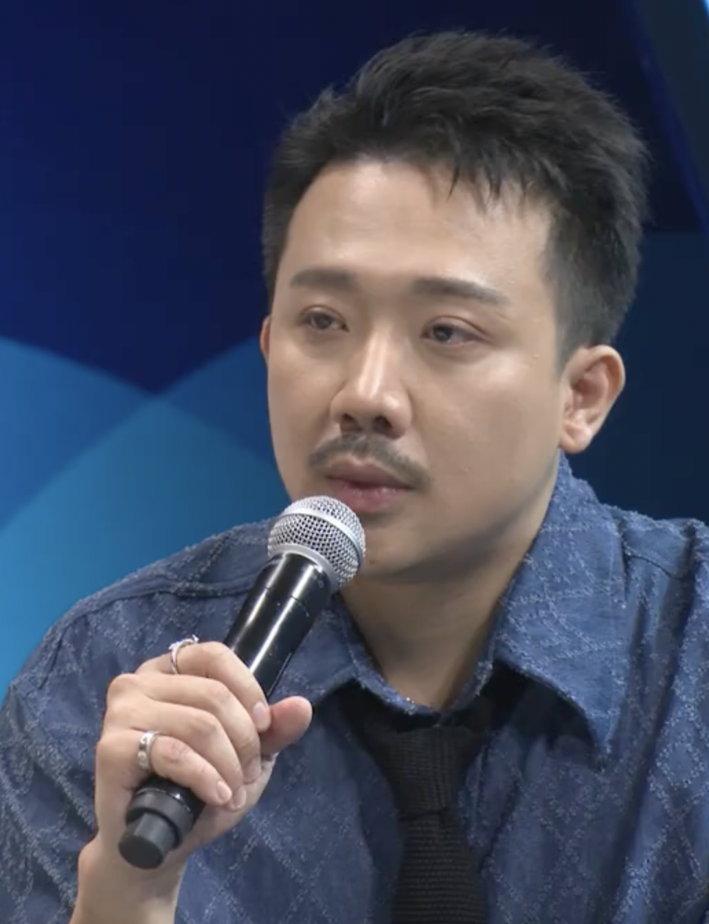 Trấn Thành cố kìm nước mắt ngay tập mở màn Người ấy là ai mùa 5-5