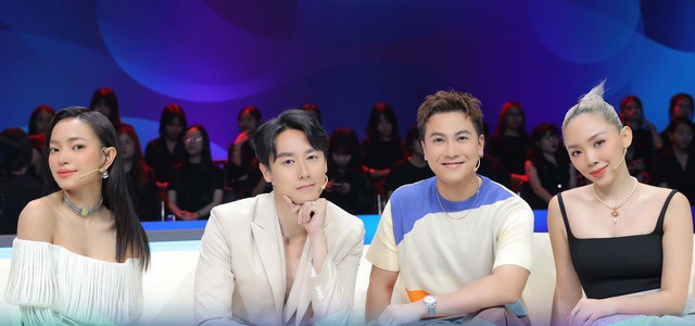 Trấn Thành cố kìm nước mắt ngay tập mở màn Người ấy là ai mùa 5-3