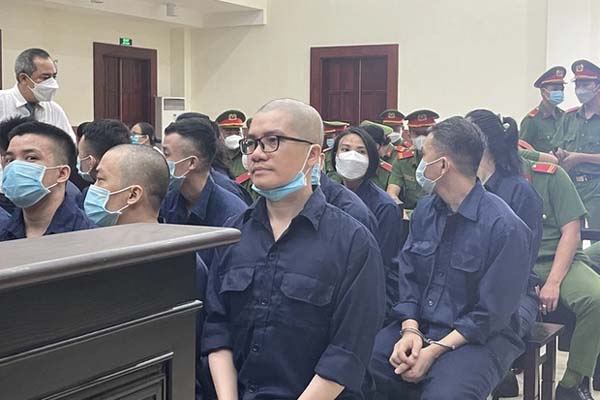 TPHCM: 2 nhóm người hỗn chiến trong tiệc cưới, cô dâu chú rể cùng khách tháo chạy tán loạn-2