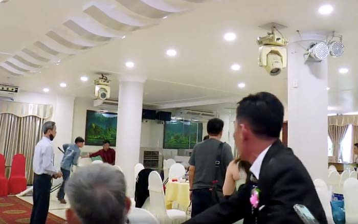 TPHCM: 2 nhóm người hỗn chiến trong tiệc cưới, cô dâu chú rể cùng khách tháo chạy tán loạn-1