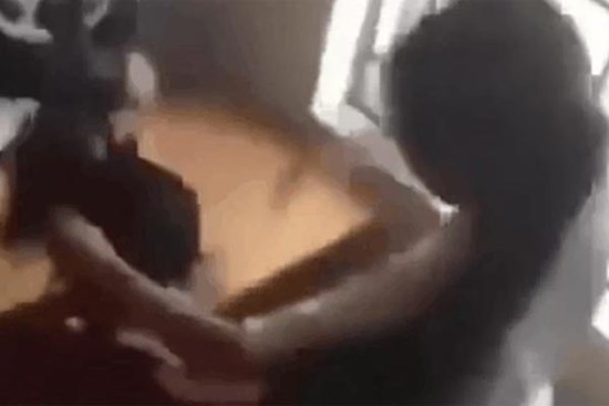 Hà Nội: Nữ sinh lớp 8 bị đánh hội đồng, bạn can ngăn cũng bị đánh theo