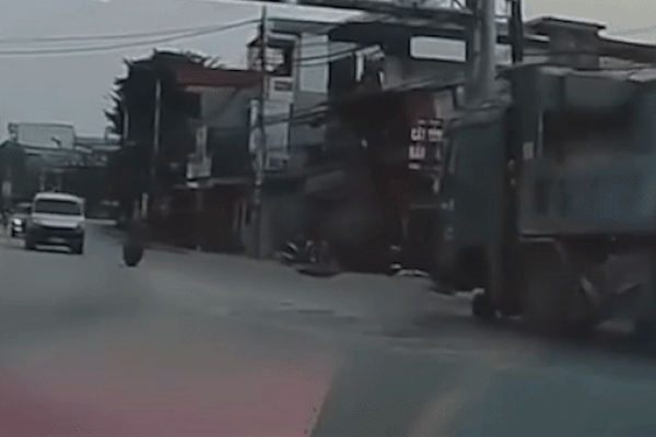 Xe tải đang chạy trên đường bất ngờ rụng bánh