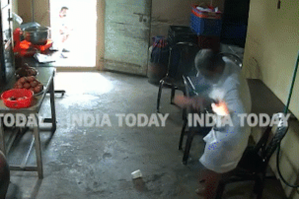 Clip: Cục nóng điều hòa bất ngờ phát nổ khi đang sửa chữa-1