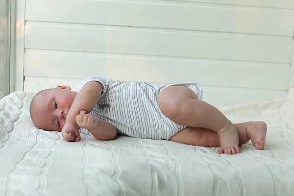 4 tư thế ngủ đáng yêu của trẻ nhỏ nhưng dễ khiến xương biến dạng, thậm chí đột tử-2