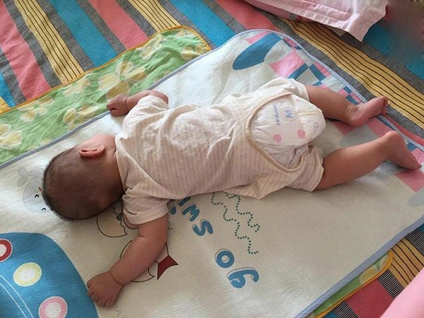 4 tư thế ngủ đáng yêu của trẻ nhỏ nhưng dễ khiến xương biến dạng, thậm chí đột tử-3