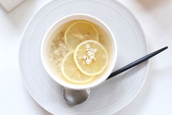 Có một công thức nước uống làm cực dễ lại giúp thải độc và trắng da