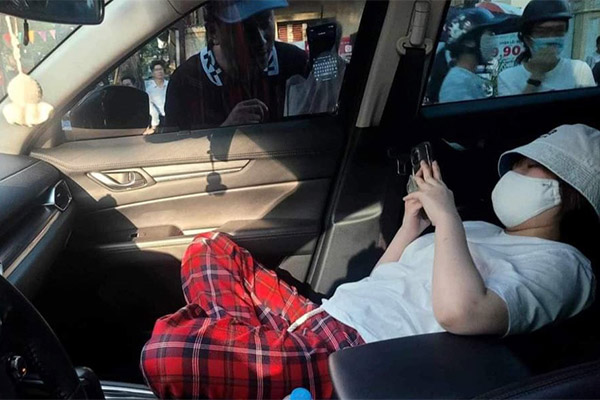 Tạm giữ ô tô của cô gái nằm nghe nhạc, cố thủ sau khi vượt đèn đỏ ở Hải Phòng-2