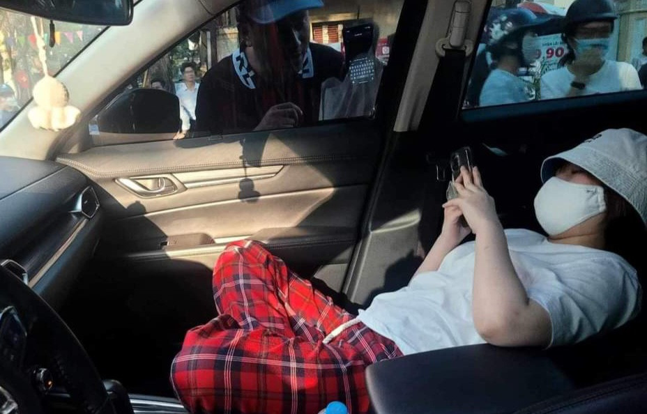 Mặc công an kêu gọi, cô gái trẻ ở Hải Phòng nằm nghe nhạc 2 giờ trong ô tô-3