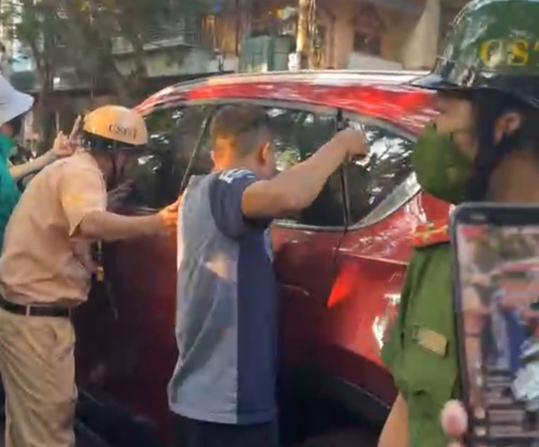 Mặc công an kêu gọi, cô gái trẻ ở Hải Phòng nằm nghe nhạc 2 giờ trong ô tô-4