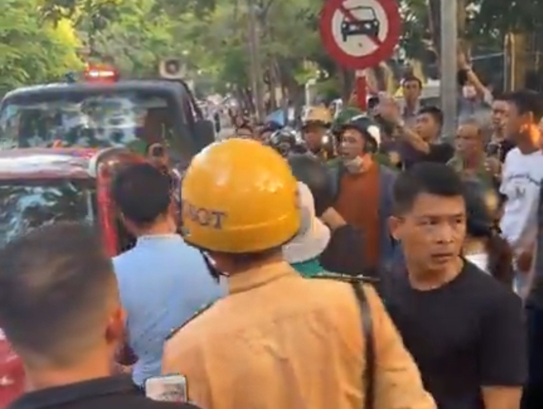 Mặc công an kêu gọi, cô gái trẻ ở Hải Phòng nằm nghe nhạc 2 giờ trong ô tô-1