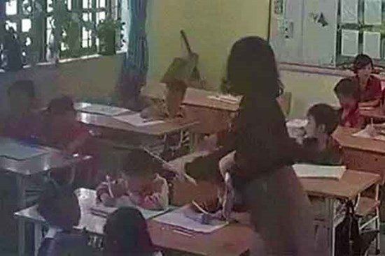Lý do học sinh lớp 1 bị cô giáo dùng thước đánh vào đầu