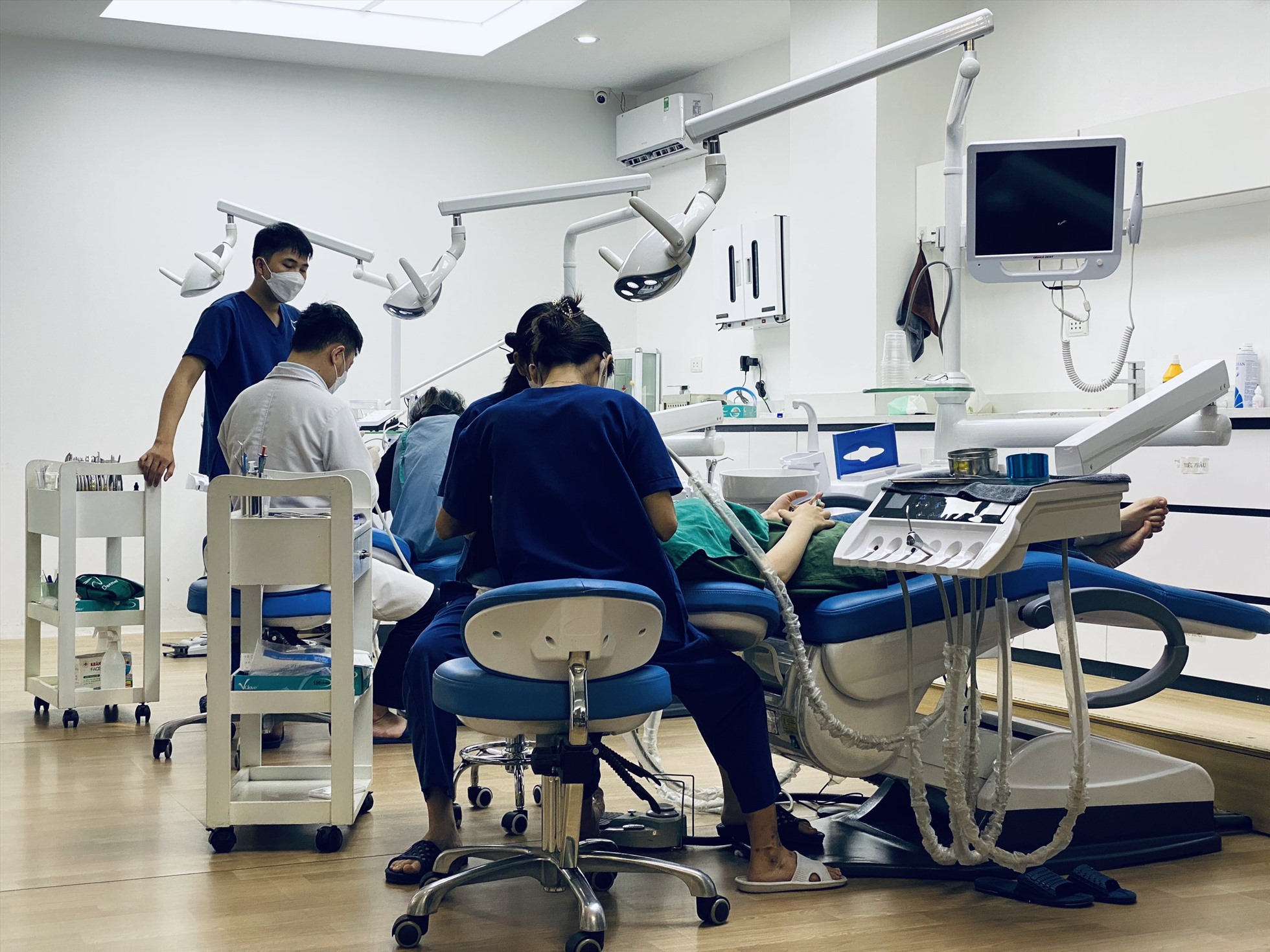 Phòng khám không phép hoạt động rầm rộ bất chấp lệnh cấm-1