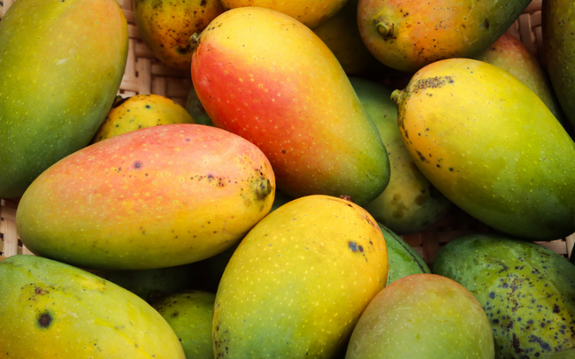 Xoài đang vào mùa, với 4 mẹo này sẽ chọn được xoài ngon ngọt làm sinh tố đẹp da-3