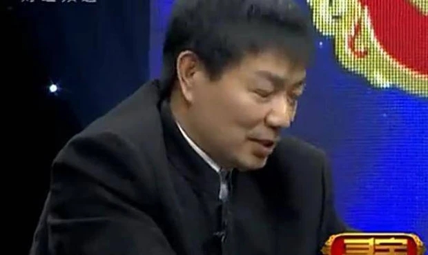 Mang hai chiếc cốc đến thẩm định, người đàn ông vỡ òa khi nghe chuyên gia phán một câu: Đứng vững nghe tôi báo giá-2