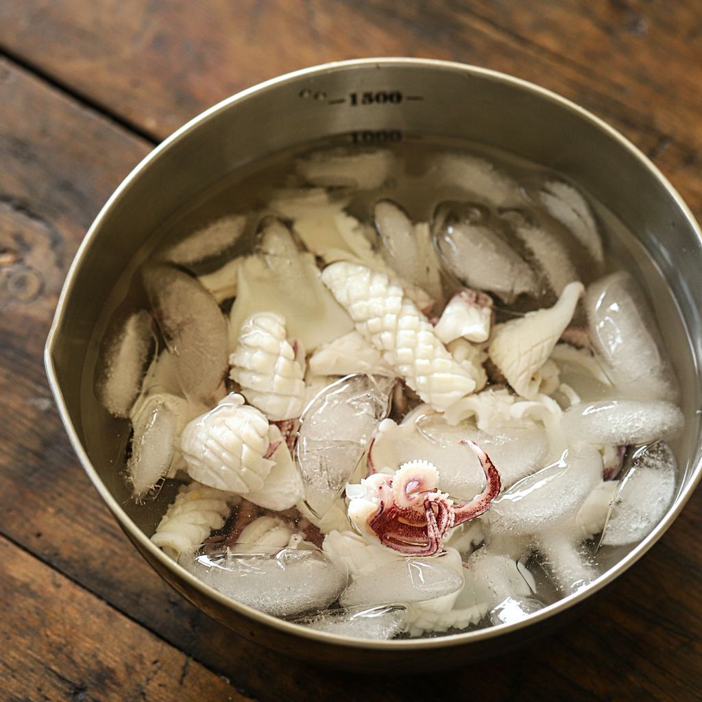 Thay đổi khẩu vị cho gia đình với công thức làm món mực trộn chua ngọt giòn ngon-8