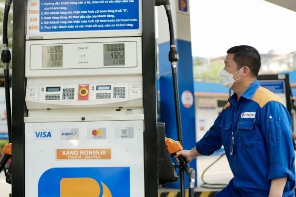 Hôm nay, giá xăng có thể tăng 300 đồng/lít-2