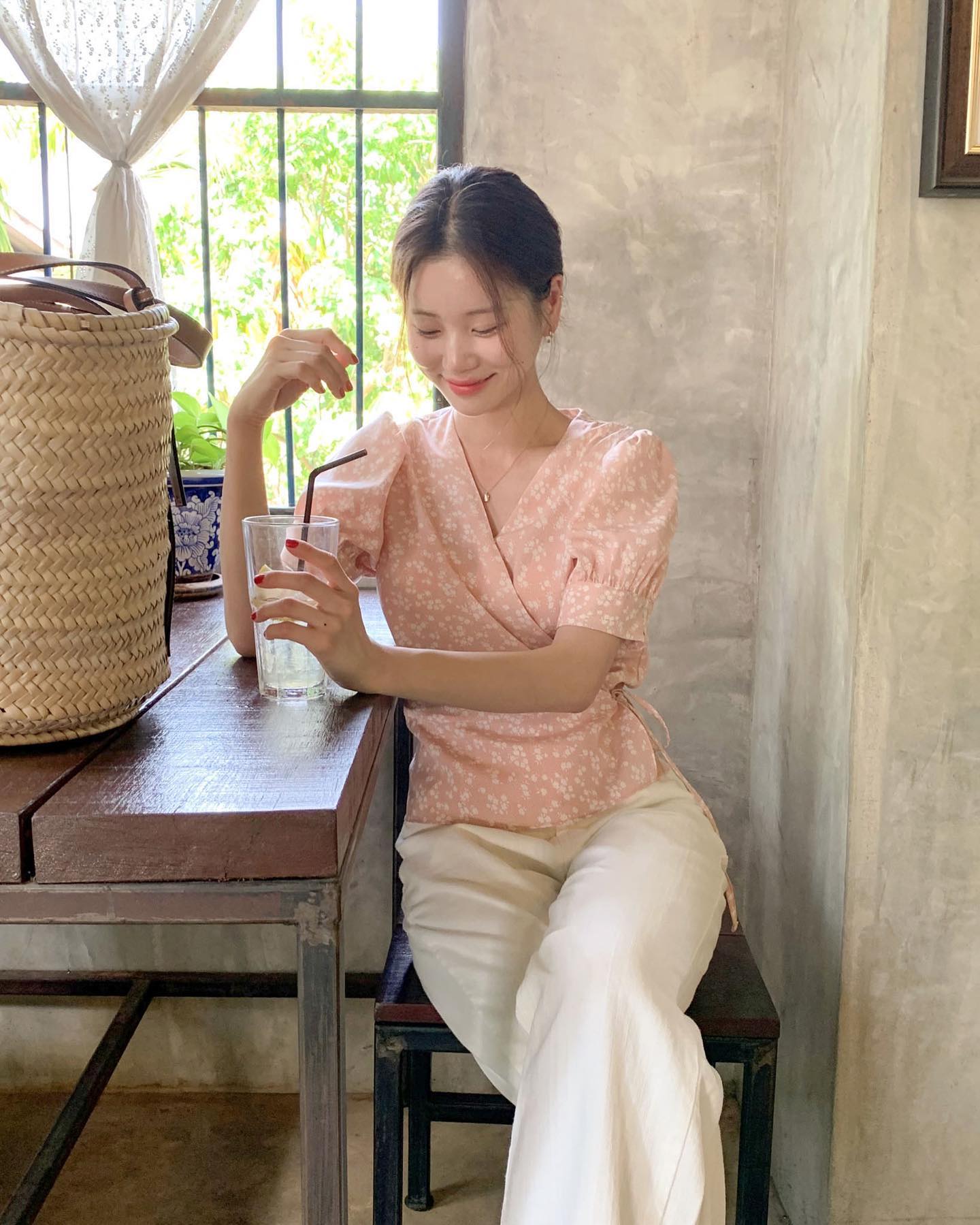 Vì sao trang phục sáng màu được diện nhiều vào mùa hè?-5