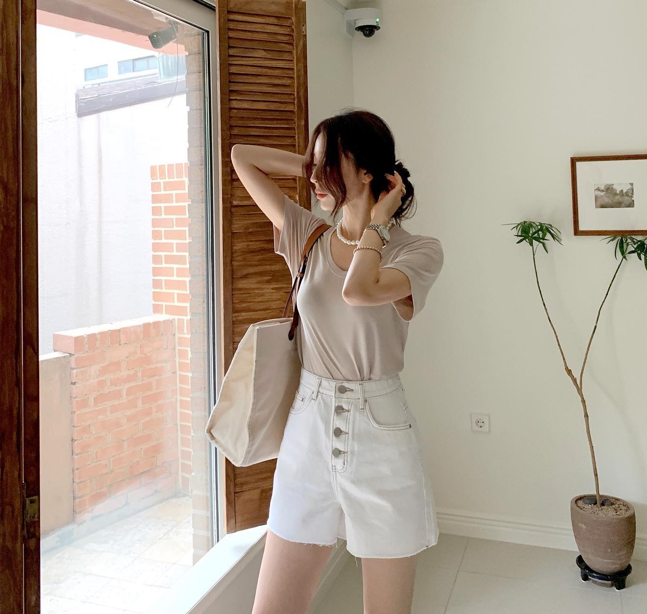 Vì sao trang phục sáng màu được diện nhiều vào mùa hè?-6