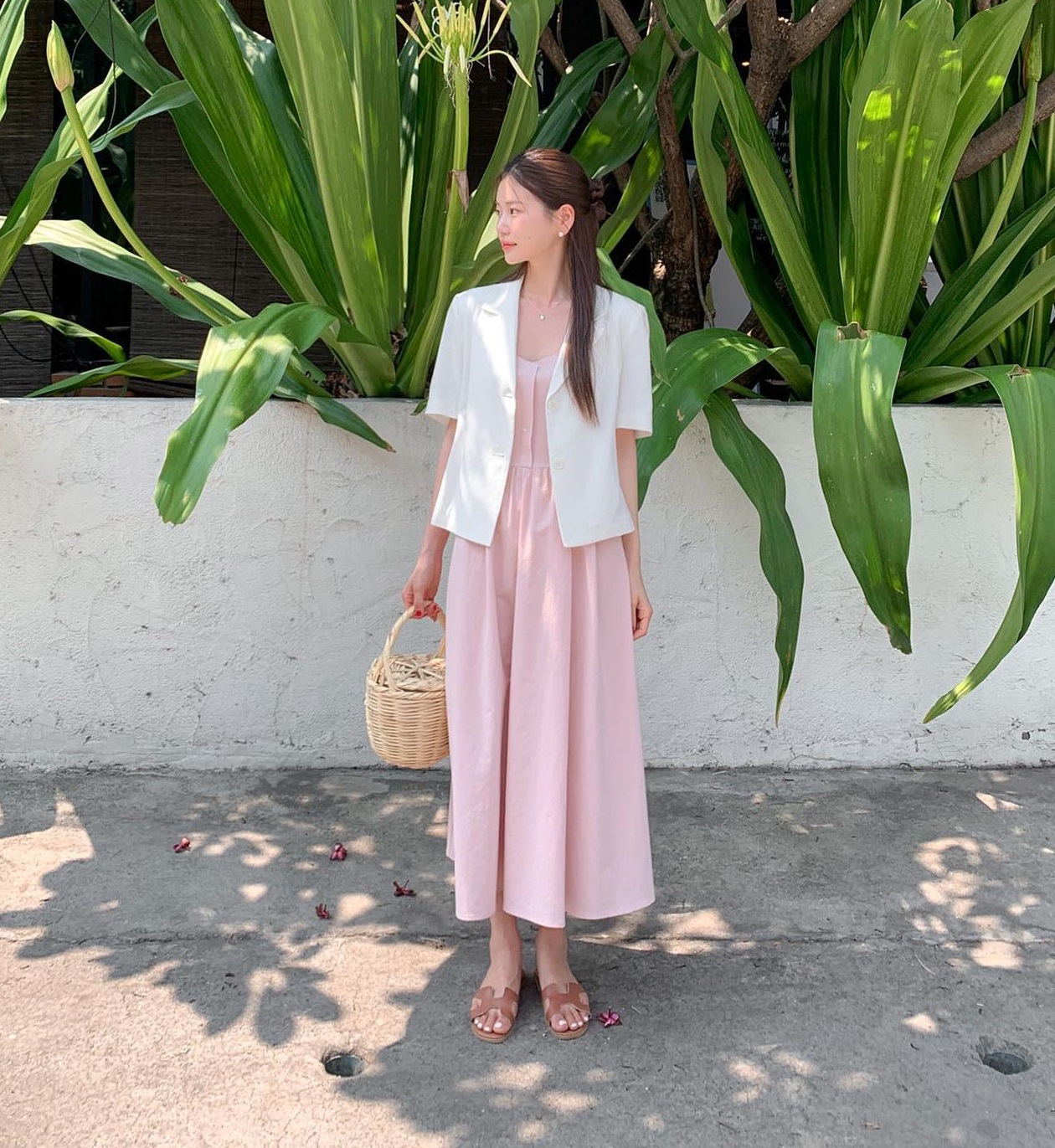 Vì sao trang phục sáng màu được diện nhiều vào mùa hè?-7