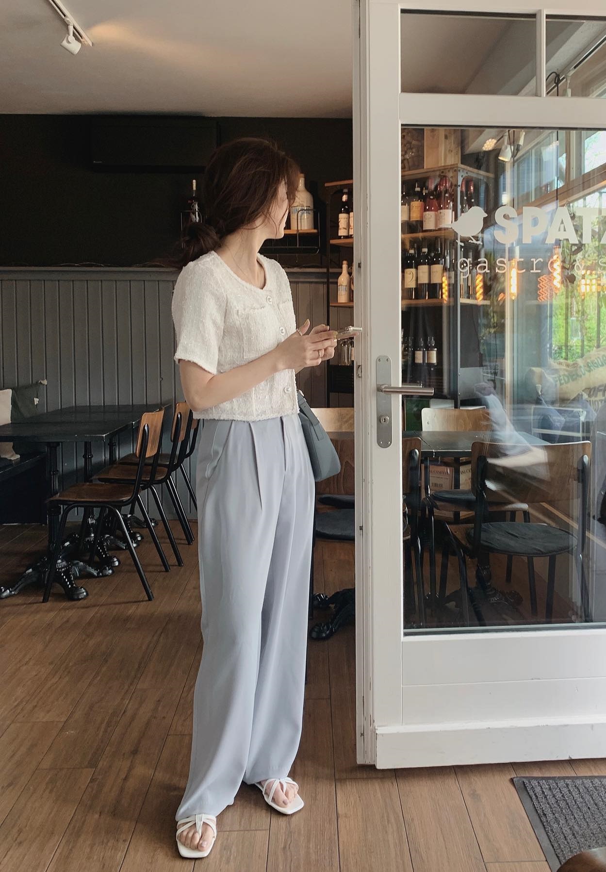 Vì sao trang phục sáng màu được diện nhiều vào mùa hè?-10