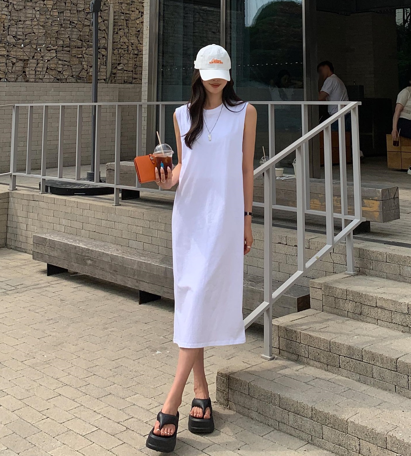 Vì sao trang phục sáng màu được diện nhiều vào mùa hè?-9