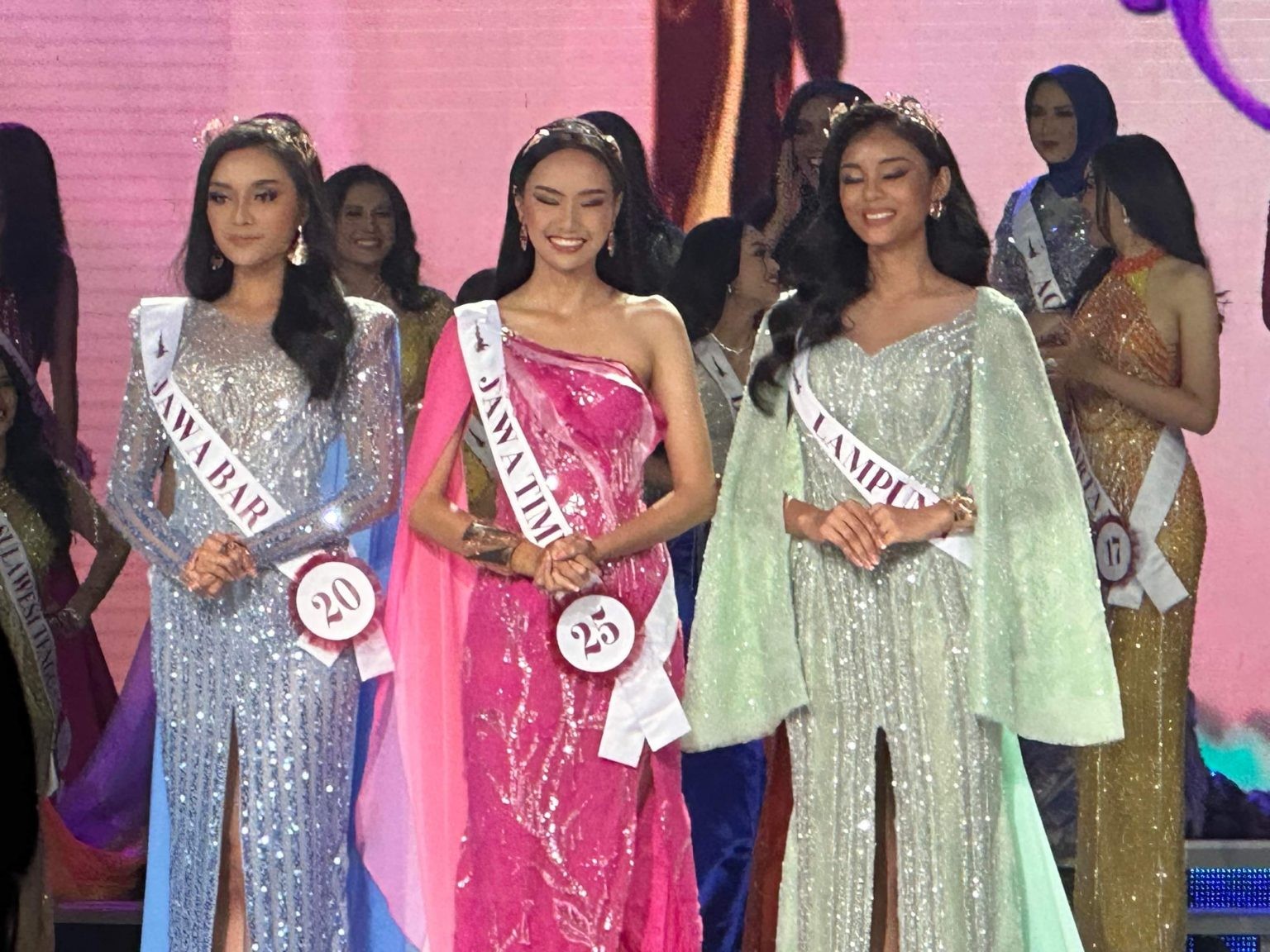 Nhan sắc 3 Hoa hậu Indonesia vừa đăng quang gây tranh cãi-6